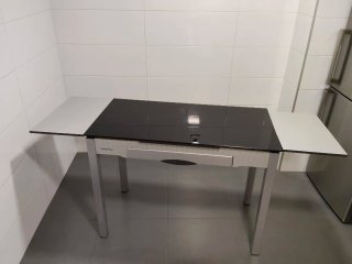 Mesa cocina metal y vidrio templado extensible.