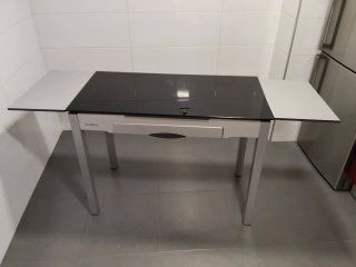 Mesa cocina metal y vidrio templado extensible.