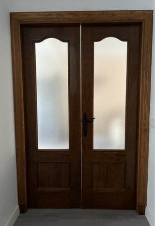 Puerta doble madera con cristal y pomo