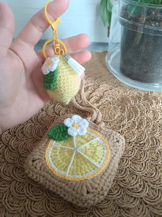 Porta AirPods de Crochet Limón con  Llavero