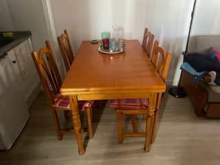 Mesa de comedor extentible y 4 sillas de madera