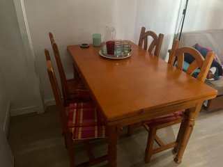 Mesa de comedor extentible y 4 sillas de madera