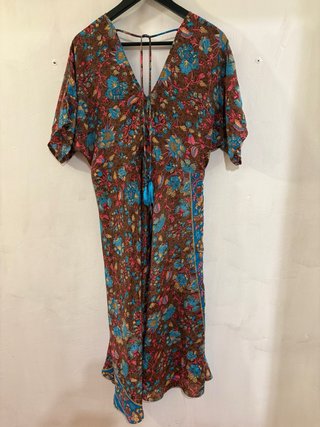Vestido floral escote pico talla M