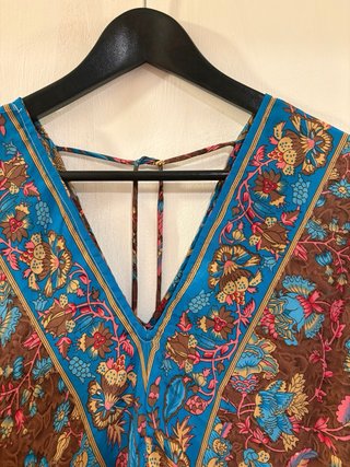 Vestido floral escote pico talla M