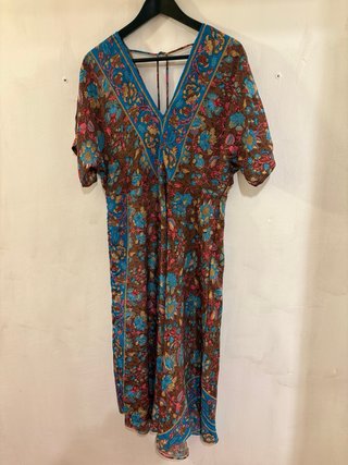 Vestido floral escote pico talla M