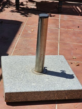 Base para sombrilla de granito con ruedas
