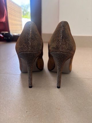 Zapatos de salón Paco Herrero dorados y plateados