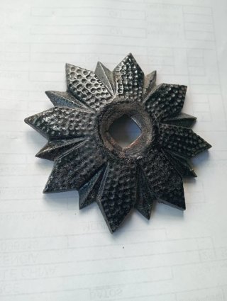 Pomo antiguo de bronce con diseño floral
