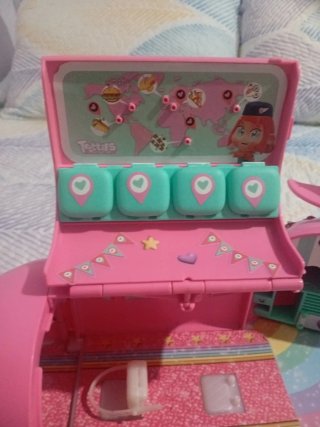 Avión de juguete rosa con muñeca