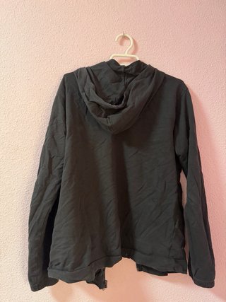 Chaqueta con capucha negra