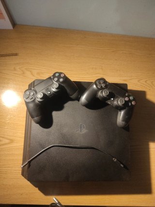 Consola PS4 Pro 1TB + 2 Mandos