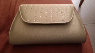 Bolso de fiesta dorado con pedrería
