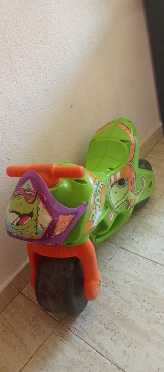 Moto infantil dinosaurio verde y naranja