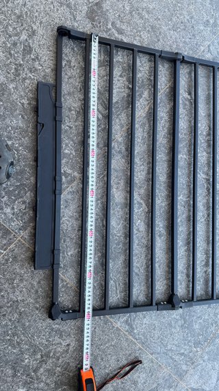 Valla metálica con puerta