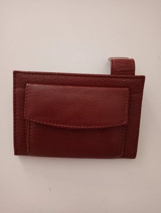 Cartera de piel marrón con cierre