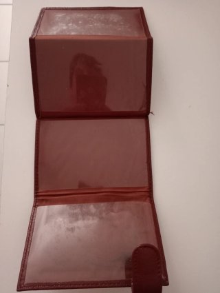 Cartera de piel marrón con cierre