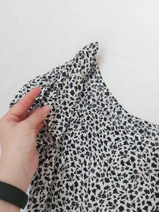 Blusa manga corta blanca con flores negras T44