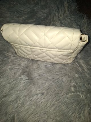 Bolso blanco con cadena dorada