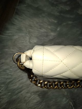 Bolso blanco con cadena dorada