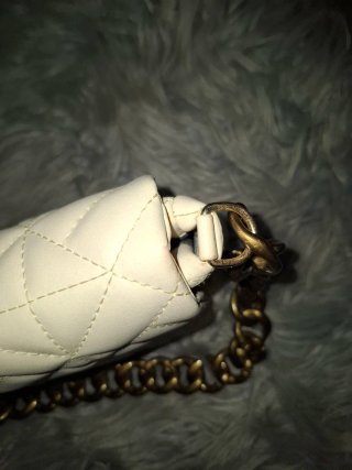 Bolso blanco con cadena dorada