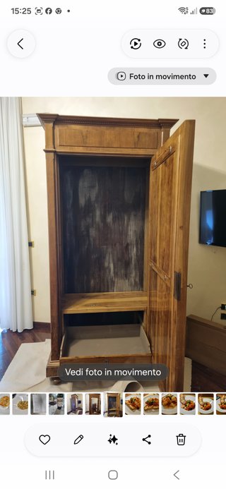 Antico armadio in legno massello