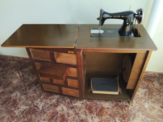 Máquina de coser Alfa antigua con mueble