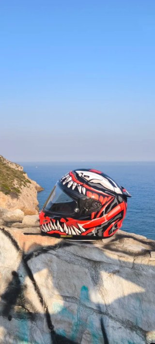 Casco de moto con diseño Venom