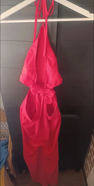 Mono rojo halter con cortes laterales