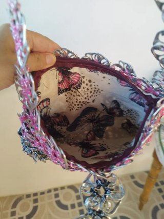 Bolso de mano hecho con anillas de lata