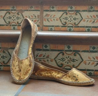 Alpargatas doradas con lentejuelas