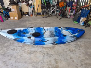 Kayak azul y blanco con remo