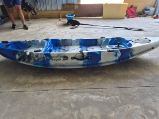 Kayak azul y blanco con remo