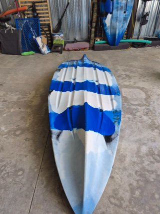 Kayak azul y blanco con remo
