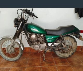 Moto Yamaha Verde