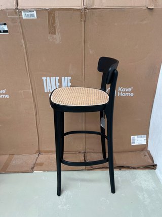 Sgabello Kave Home Romanek, legno nero e paglia