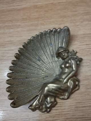 Figura de bronce mujer abanico