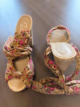 Sandali con tacco Bata floreali
