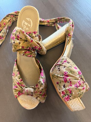 Sandali con tacco Bata floreali