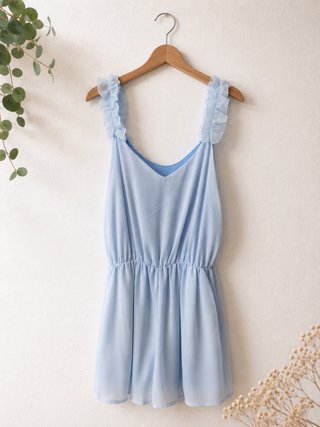 Mono corto azul claro con volantes