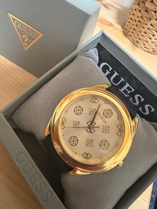 Reloj Guess Dorado y Negro.