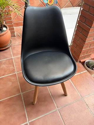 Silla moderna negra y madera