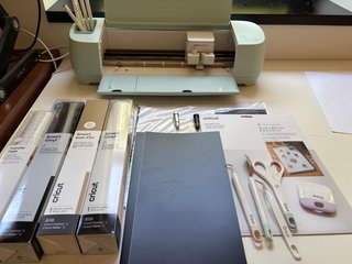 Cricut Explore 3 con muchos accesorios