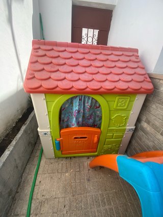 Casa de juegos y tobogán infantil