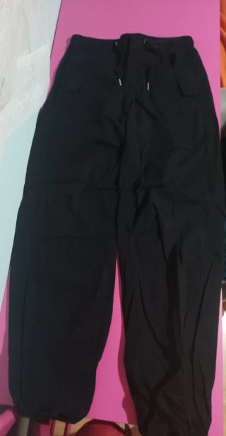 Pantalón cargo negro con bolsillos