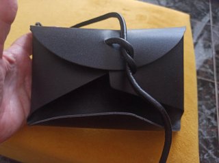 Cartera negra con cierre de cuerda atada