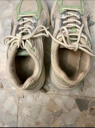 Zapatillas deportivas blancas y verdes