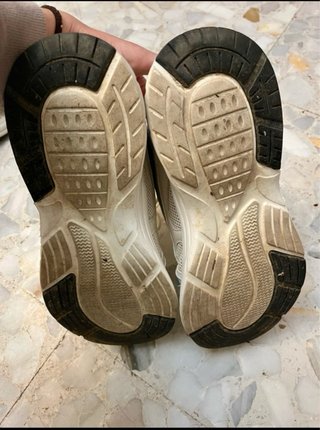Zapatillas deportivas blancas y verdes