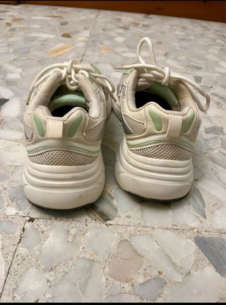 Zapatillas deportivas blancas y verdes