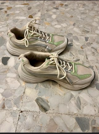 Zapatillas deportivas blancas y verdes