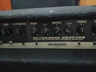 Behringer Ultrabass BX4210A Amplificador Bajo